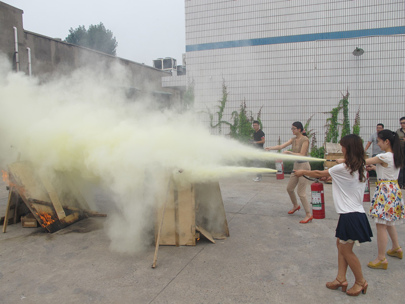 人人參與消防-共創(chuàng)平安和諧-益和熱力公司開展消防、逃生演練